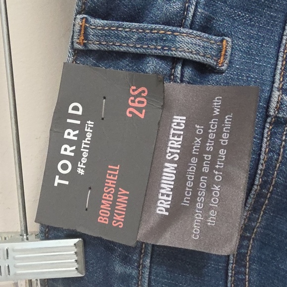 NWT TORRID | Bombshell Skinny Premium Stretch High-Rise Destructed Jeans Sz 26S - Picture 4 of 4